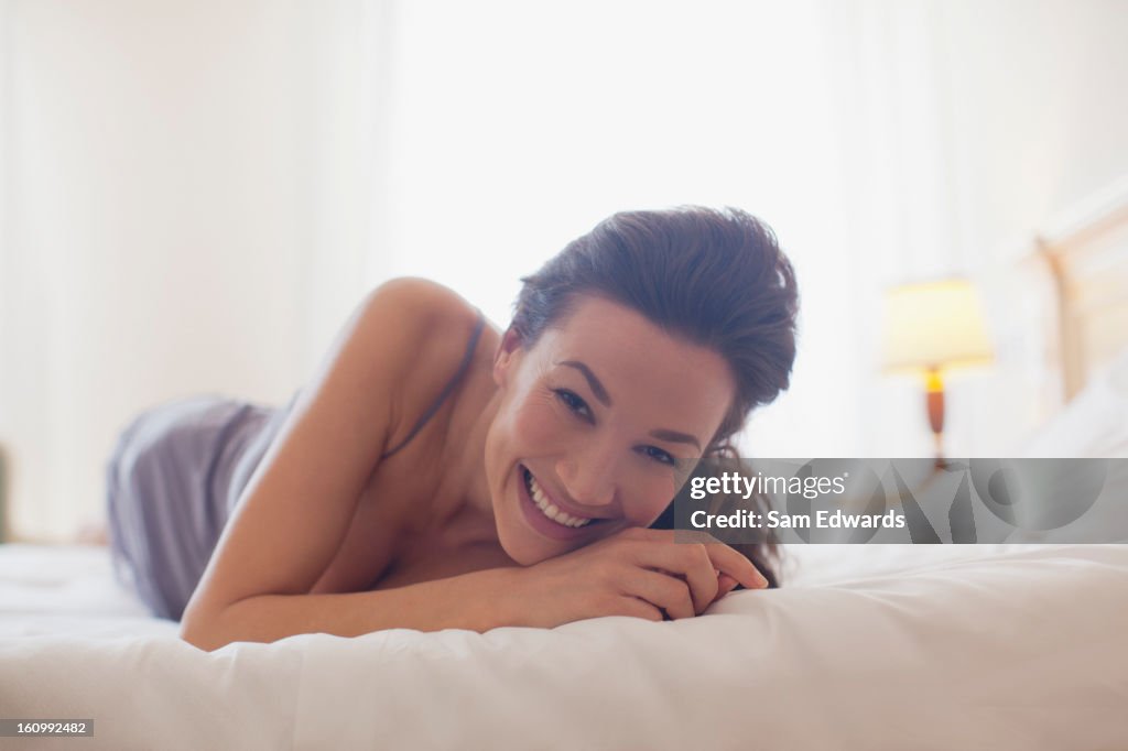 Portrait de femme souriante souvent au lit