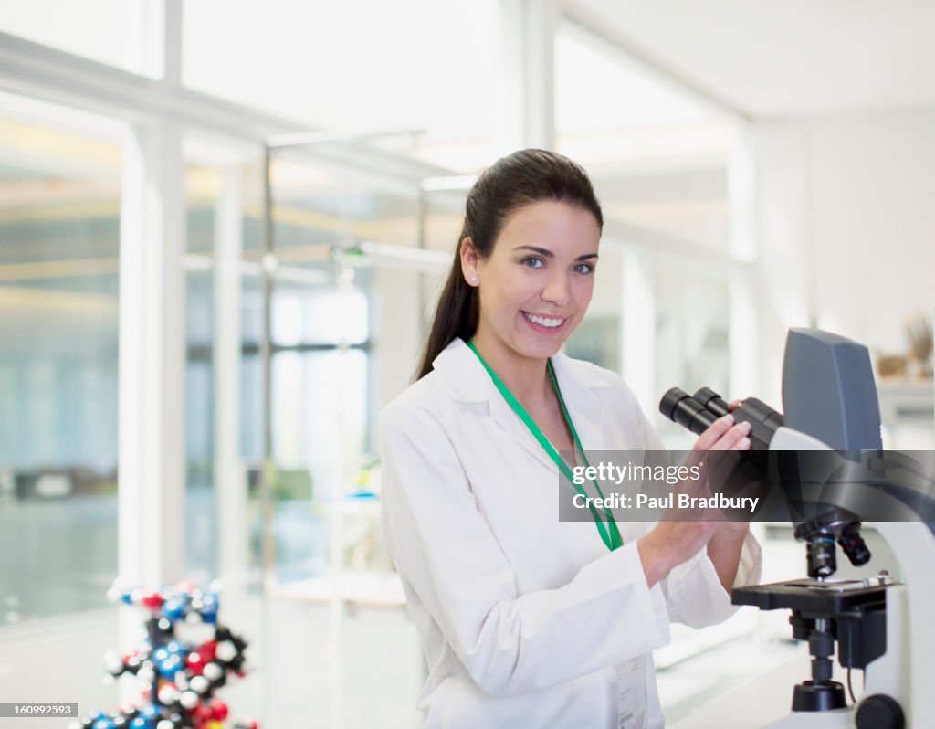 Porträt eines selbstbewussten Wissenschaftlers mit Mikroskop im Labor