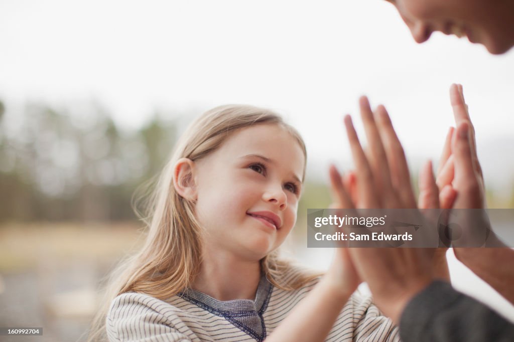 Nahaufnahme von Mutter und Tochter spielen pat-a-cake