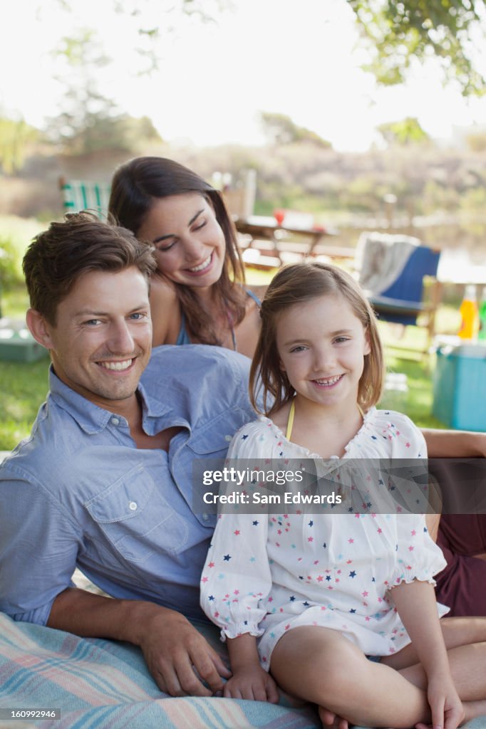 Porträt von Lächeln Familie mit einem Picknick am See