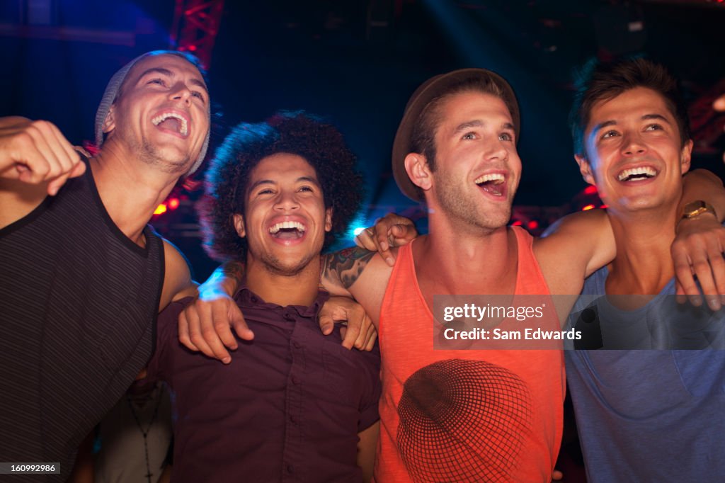 Begeisterte Männer im Konzert