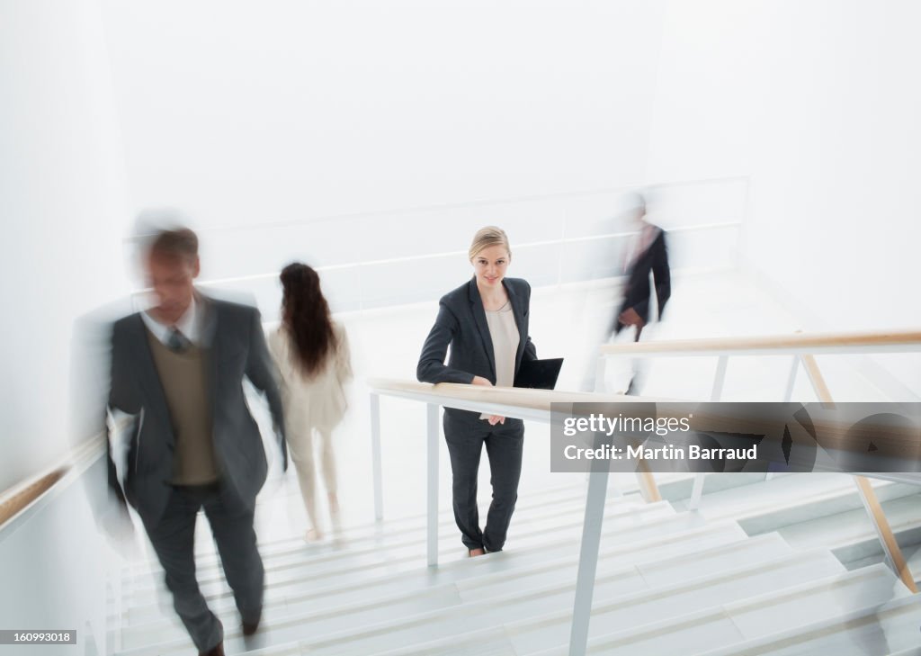 Geschäftsleute rushing an der Treppe
