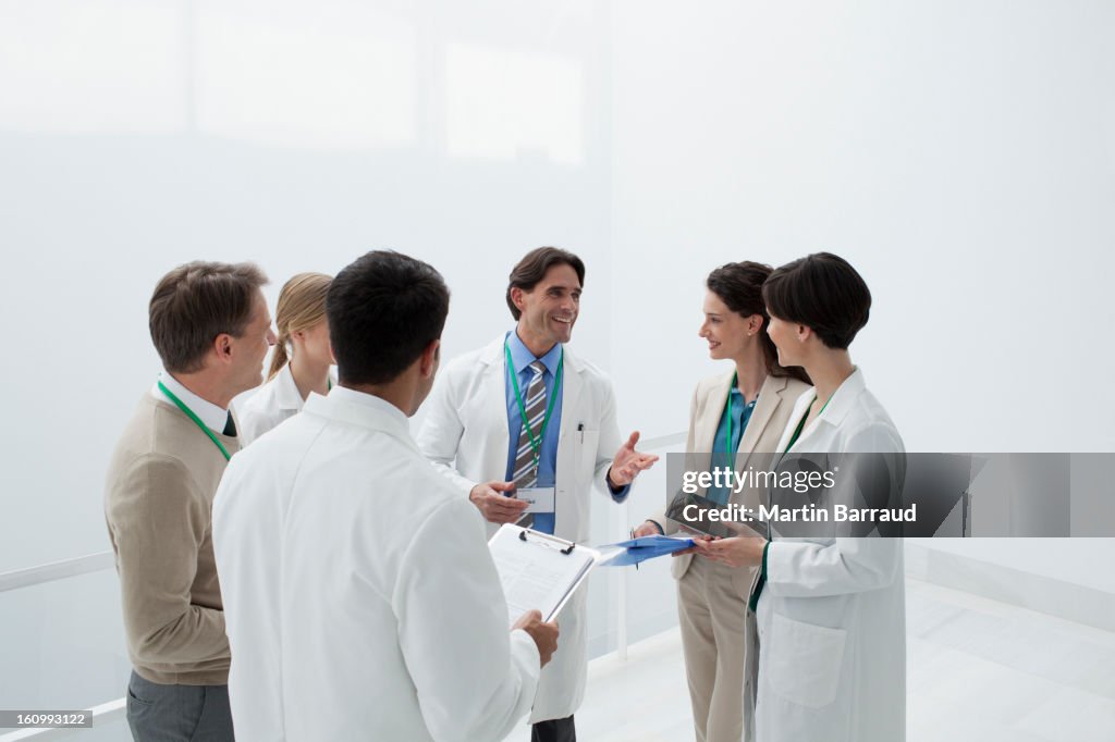 Gráficos médica sorridente médicos a discutir