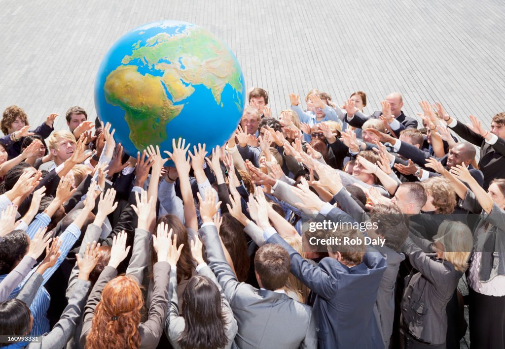 Gruppe von Geschäftsleuten für die ganze Welt erreichen