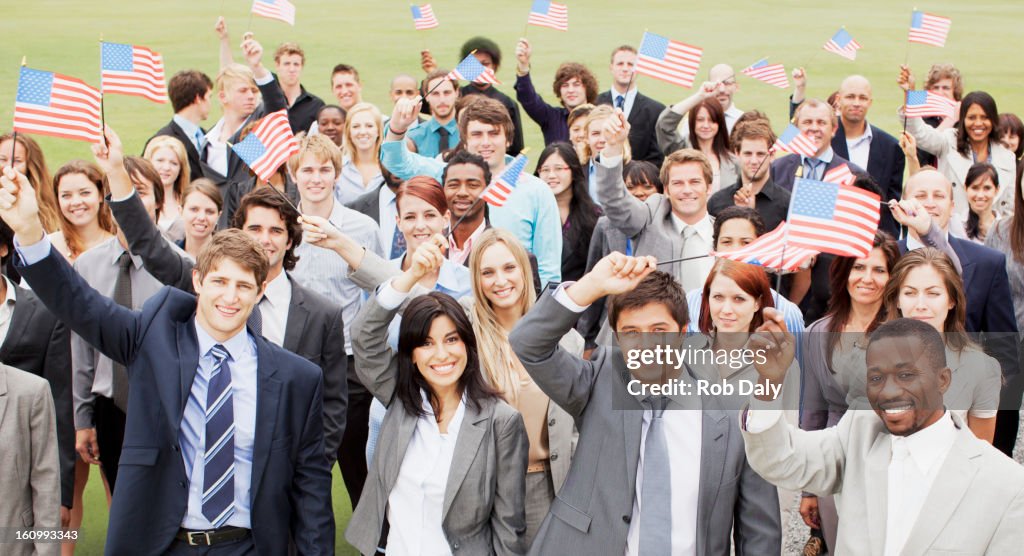 Retrato de la sonriente empresarios agitando American flags de hélice