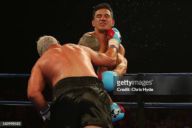 Francois Botha punches Sonny Bill Williams during their heavyweight bout at the Brisbane Entertainment Centre on February 8, 2013 in Brisbane,...