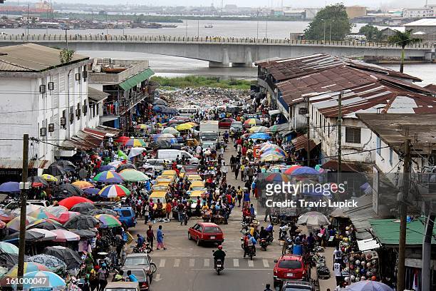 monrovia's waterside market - liberia stock pictures, royalty-free photos & images