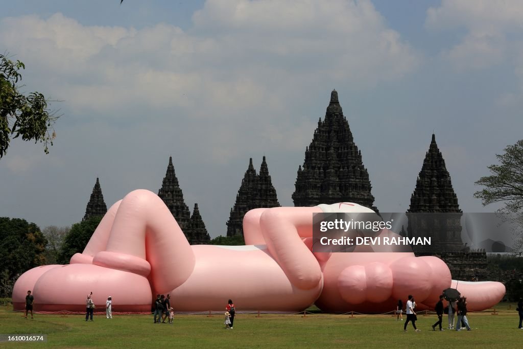 TOPSHOT-INDONESIA-US-ART