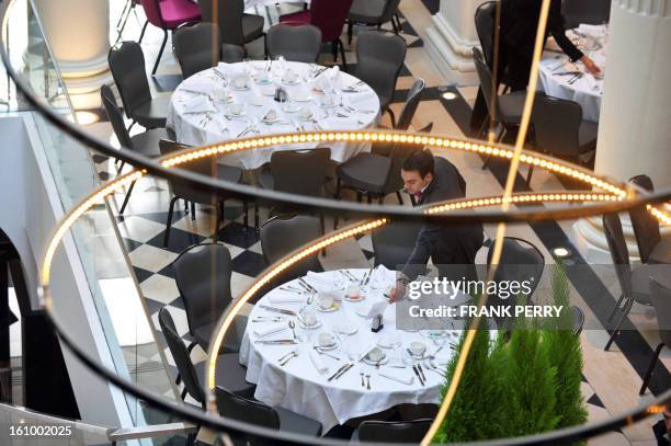 Waiter of the Radisson Blu Hotel sets a table on February 8, 2013 in Nantes, western France. AFP PHOTO FRANK PERRY