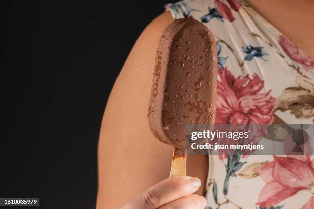 close up of chocolate ice cream on a stick - gelado de café imagens e fotografias de stock