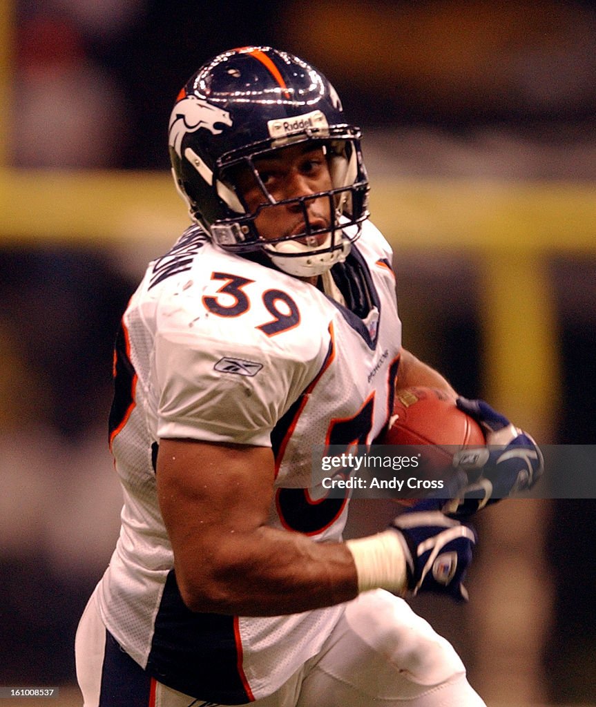 NEW ORLEANS,LA--NOVEMBER 21TH 2004--Kyle Johnson heads for the endzone against the New Orleans Saints at the Louisiana Superdome in the quarter of play Sunday afternoon. THE DENVER POST/ ANDY CROSS
