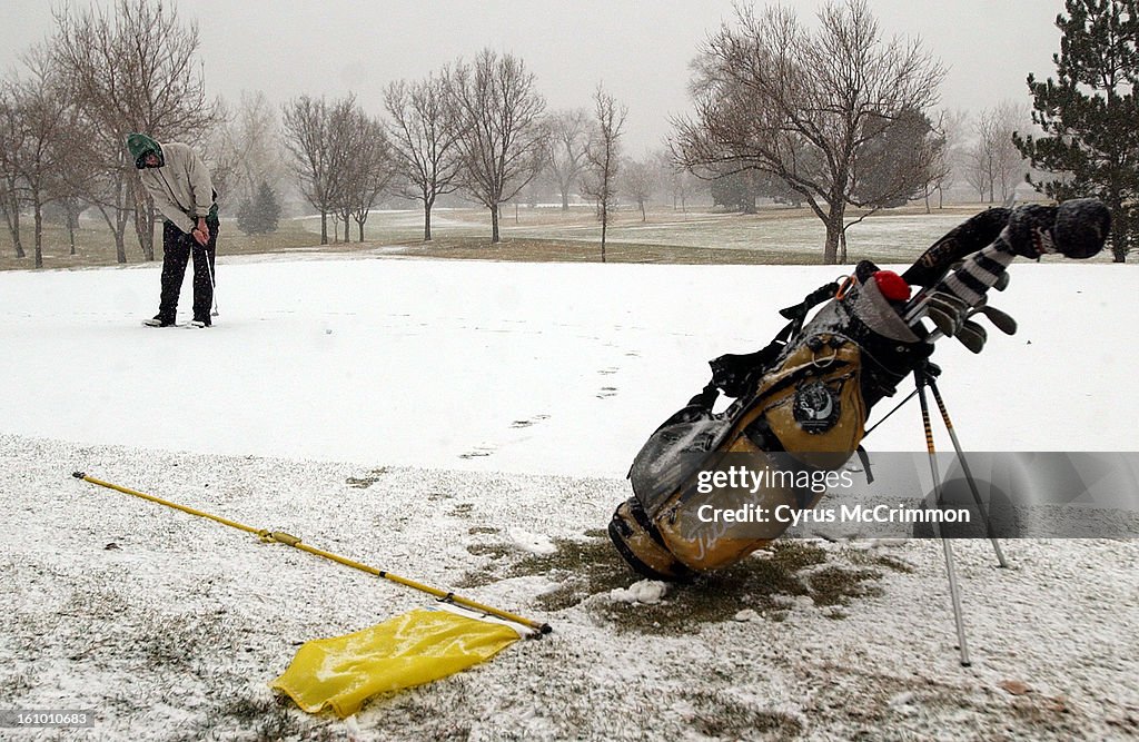 DENVER, CO. MONDAY, DECEMBER 8, 2003. Self described golf addict Eric Alexander <cq> , 36, of Denver finishes the back nine at Wellshire Golf Course as the winter blizzard hit the metro area. Having taken the day off from work to golf, Alexander completed