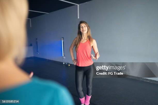 dancer instructor talking in dancing class - dance studio stock pictures, royalty-free photos & images