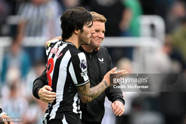 Sandro Tonali and Eddie Howe, Manager of Newcastle United, celebrate after the team's victory in the Premier League match between Newcastle United...