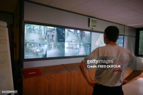 Un personne de la société de Transport en commun lyonnais visionne les images de cameras de surveillance, le 05 juillet 2007 à Lyon. La ville de...