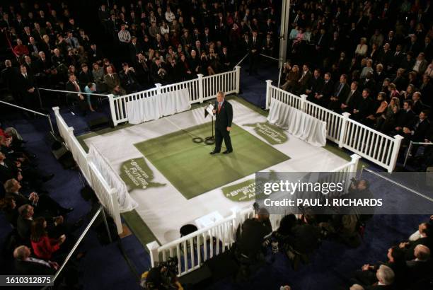 President George W. Bush delivers a speech about the economy during a visit to a moving-and-storage company in Sterling, Virginia 19 January 2006....