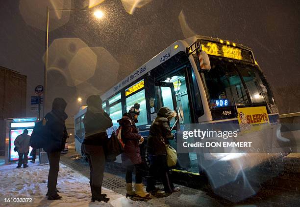 Snow Day Bus Rider New England Snow Bus Photos and Premium High Res Pictures - Getty Images