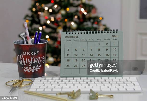 december calendar on desk - focus table reunion affaires flou plan rapproché photos et images de collection