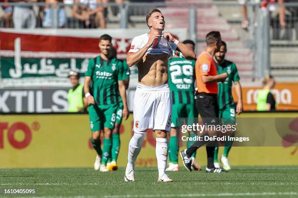 Ermedin Demirovic of FC Augsburg looks dejected during the Bundesliga match between FC Augsburg and Borussia Mönchengladbach at WWK-Arena on August...