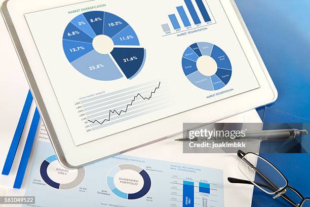 finanzanalyse vergleich mit digitalen tablet - banking document stock-fotos und bilder