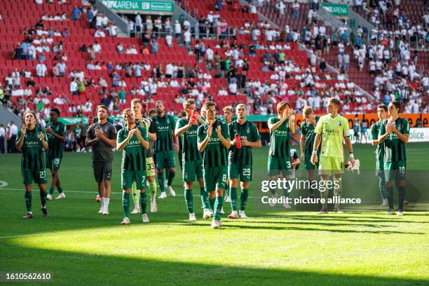 August 2023, Bavaria, Augsburg: Soccer: Bundesliga, FC Augsburg - Borussia Mönchengladbach, Matchday 1, WWK Arena. The Gladbach players thank the...