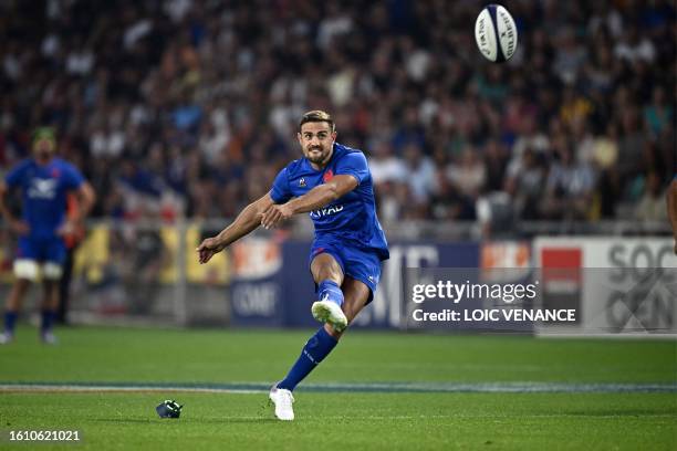 France's full-back Melvyn Jaminet takes a penalty kick during the pre-World Cup friendly rugby union international match between France and Fiji at...