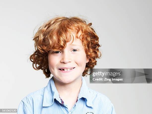 boy smiling - child portrait studio stockfoto's en -beelden