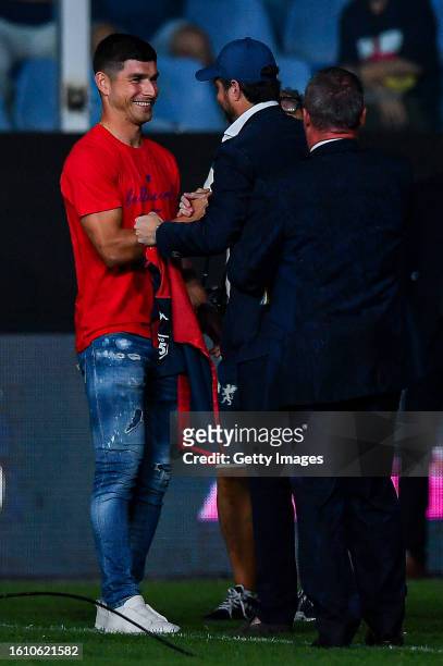 Josh Wander, co-owner of Genoa , welcomes new signing Ruslan Malinovskyi prior to kick-off in the Serie A TIM match between Genoa CFC and ACF...