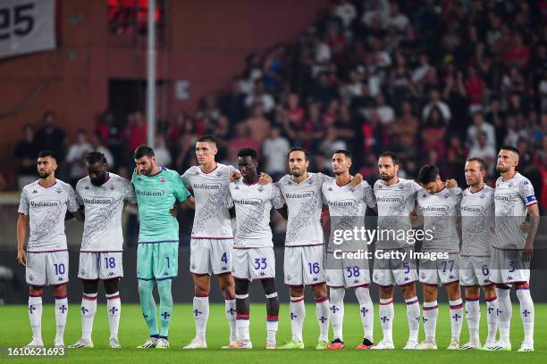 Players of Fiorentina pay respect to the late Carlo Mazzone prior to kick-off in the Serie A TIM match between Genoa CFC and ACF Fiorentina at Stadio...