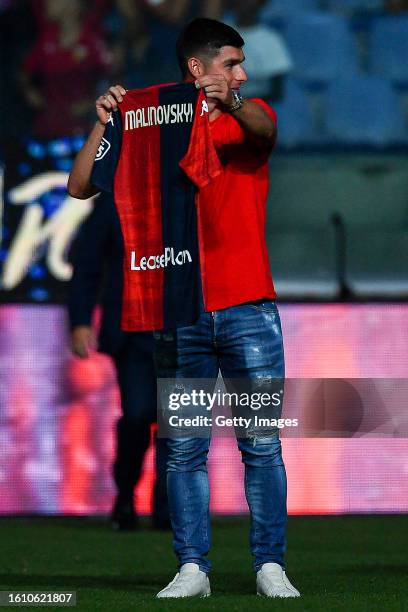 Ruslan Malinovskyi of Genoa shows his new shirt prior to kick-off in the Serie A TIM match between Genoa CFC and ACF Fiorentina at Stadio Luigi...