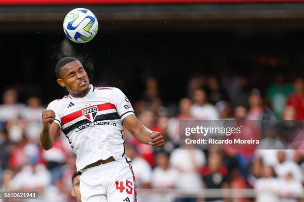 Nathan of Sao Paulo heads the ball during the match between Sao Paulo and Botafogo as part of Brasileirao Series A 2023 at Morumbi Stadium on August...