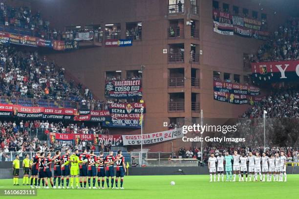 Players of Genoa and Fiorentina pay respect to the late Carlo Mazzone prior to kick-off in the Serie A TIM match between Genoa CFC and ACF Fiorentina...