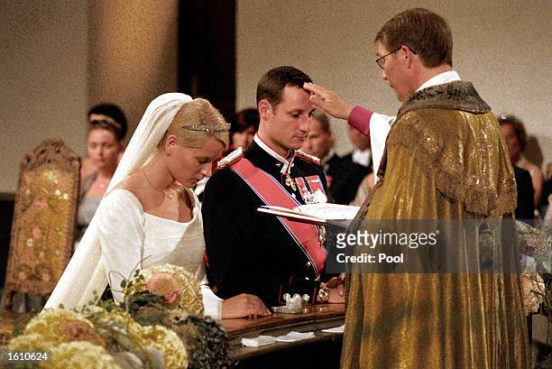 Norwegian Crown Prince Haakon and Mette-Marit Tjessem Hoiby take their wedding vows August 25, 2001 in Oslo.