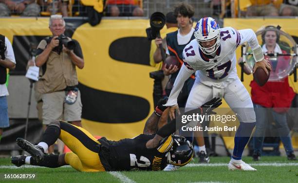 Josh Allen of the Buffalo Bills attempts to evade a tackle attempt by Kwon Alexander of the Pittsburgh Steelers in the first quarter during a...