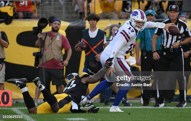 Josh Allen of the Buffalo Bills attempts to evade a tackle attempt by Kwon Alexander of the Pittsburgh Steelers in the first quarter during a...