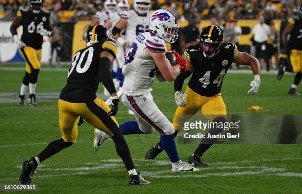 Jace Sternberger of the Buffalo Bills makes a catch between Chris Wilcox and Tanner Muse of the Pittsburgh Steelers in the fourth quarter during a...