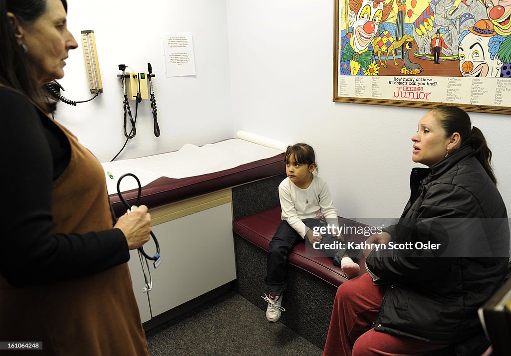 (JS) SS30COMMERCE_KSO_12_30_08001 - Certified Pediatric Nurse Practitioner Anita Poole, left, discuss with mom Marisela Ramirez, right, a sore throat that daughter Brittany Daniel, 4, is suffering from. Season to Share on the Community Health Services in