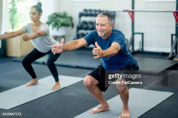 staying fit together - agachar se imagens e fotografias de stock