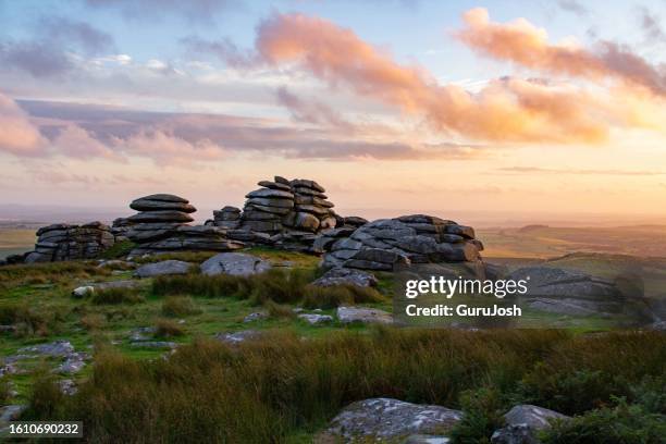 rough tor rock formations at dusk, bodmin moor. cornwall, uk - bodmin moor imagens e fotografias de stock