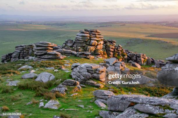 formations rocheuses rugueuses de tor au crépuscule, bodmin moor. cornouailles, royaume-uni - bodmin photos et images de collection