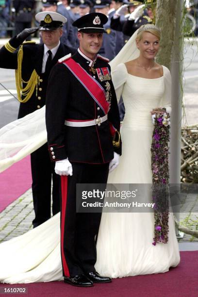 Norwegian Crown Prince Haakon and Mette-Marit Tjessem Hoiby arrive for their wedding August 25, 2001 at the Oslo Cathedral.