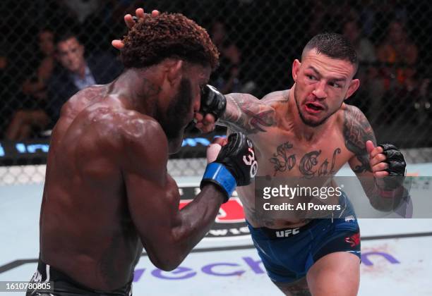 Cub Swanson punches Hakeem Dawodu of Canada in a featherweight fight during the UFC Fight Night event at UFC APEX on August 12, 2023 in Las Vegas,...