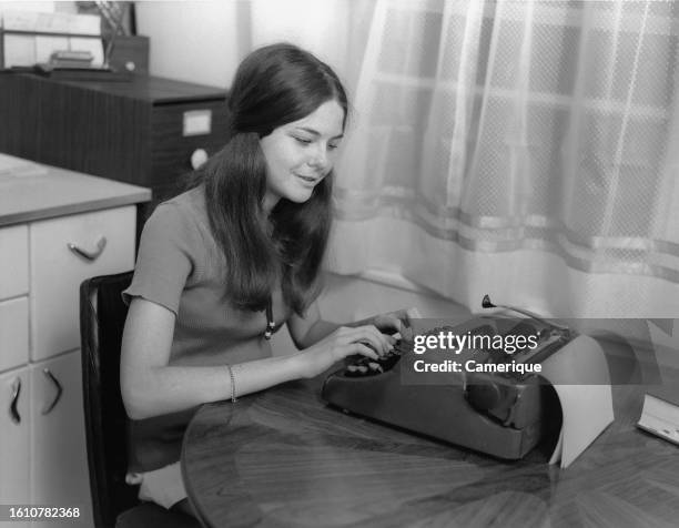 Girl Using Typewriter 314 Typewriter Girl Stock Photos, High-Res Pictures, and Images - Getty ...