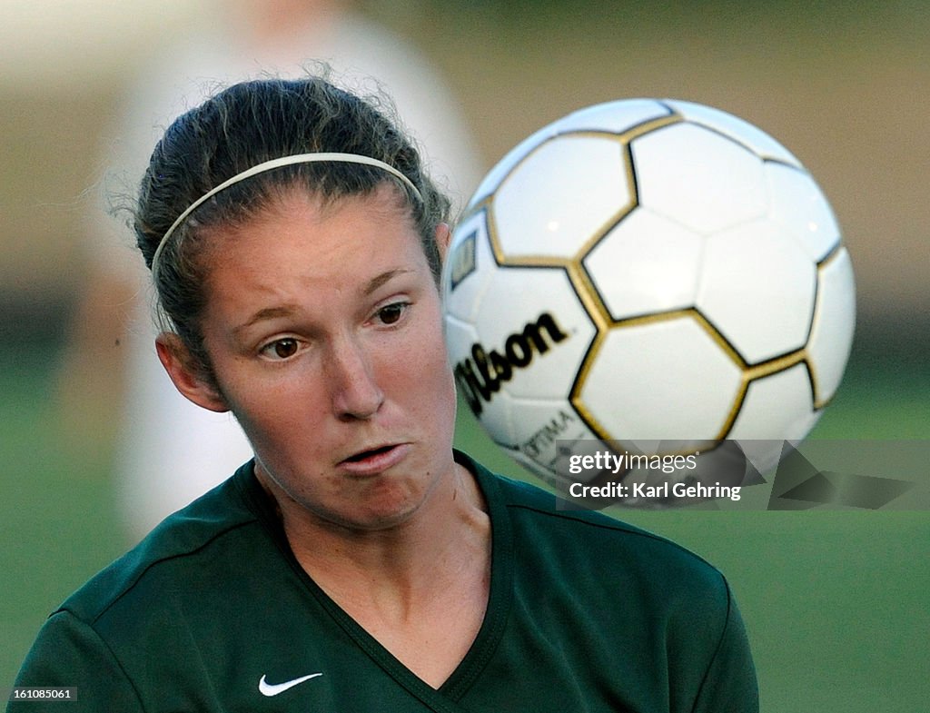 (KG) SP21PRPGSOCCER -- Niwot senior midfielder Kailey Jones kept her eye on the ball in the first half. The Silver Creek Raptors beat Niwot 1-0 in the 4A Girls State High School Soccer championship game Tuesday night, May 20, 2008, at Englewood High Schoo