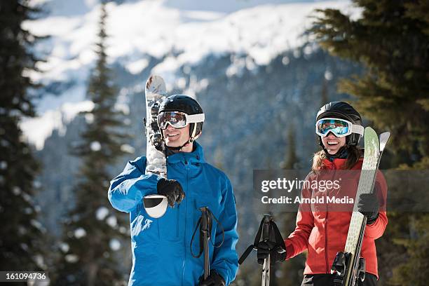 friends skiing - casaco de esqui imagens e fotografias de stock