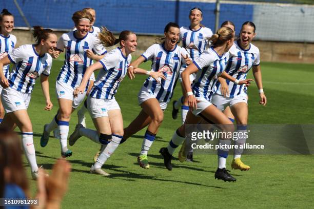 August 2023, Berlin: Regionalliga women: Hertha BSC - Union Berlin. Hertha BSC players celebrate Svenja Poock's 1:0 lead during the Regionalliga...