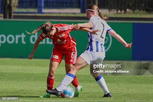 August 2023, Berlin: Regionalliga women: Hertha BSC - Union Berlin. Union's Celine Frank and Hertha's Ronja Borchmeyer battle for the ball in the...