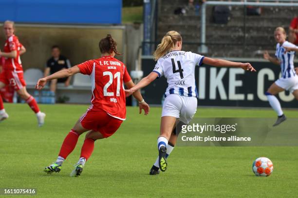 August 2023, Berlin: Regionalliga women: Hertha BSC - Union Berlin. Players from Union Berlin and Hertha BSC battle for the ball in the Regionalliga...