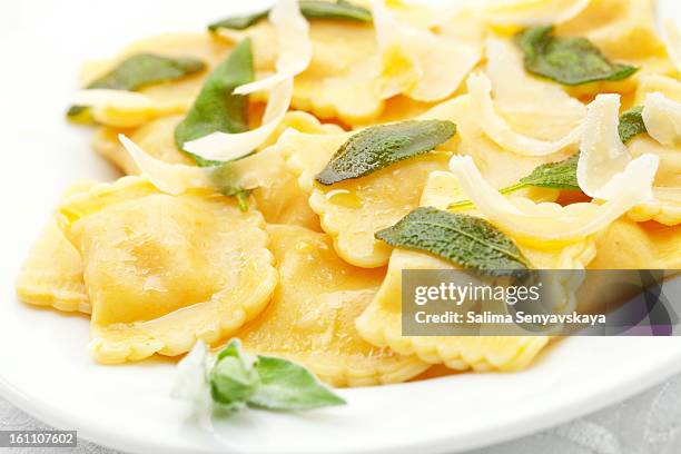 ravioli y salvia - ravioli fotografías e imágenes de stock