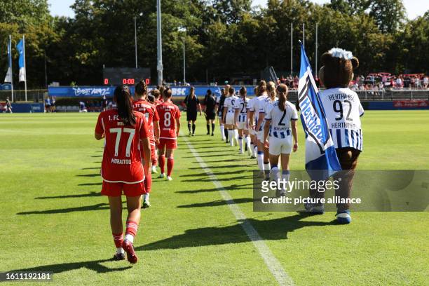 August 2023, Berlin: Regionalliga women: Hertha BSC - Union Berlin. The women's teams of Hertha BSC and Union Berlin enter Hanns-Braun-Stadion....
